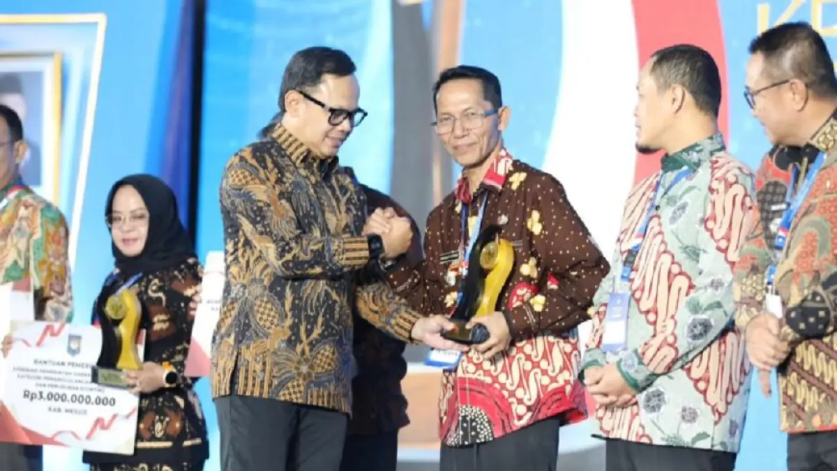 Wali Kota Batam, Amsakar Achmad, menerima penghargaan dari Wakil Kemendagri, Bima Arya Sugiarto, dalam ajang Apresiasi Pemda Berprestasi tahun 2026 di Palembang, Sabtu (25/4). F. Diskominfo Batam untuk Batam Pos