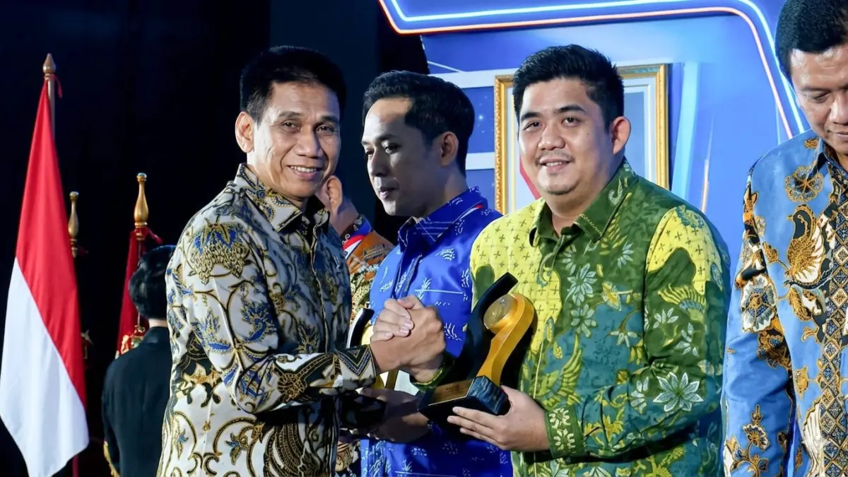 BUPATI Bintan, Roby Kurniawan menerima penghargaan dari Kemendagri di Wyndham Opi Hotel Palembang, Sumatera Selatan, pada Sabtu (25/4/2026) malam. F.Zoko untuk Batam Pos