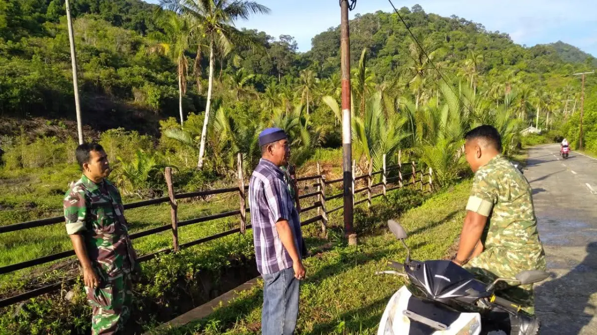DANDIM 0318/Natuna, Kolonel Inf Ruruh Sejati (kanan) diskusi dengan warga mengenai lahan yang disiapkan pembangunan KDMP di Jemaja. F Ihsan Imaduddin/Batam Pos