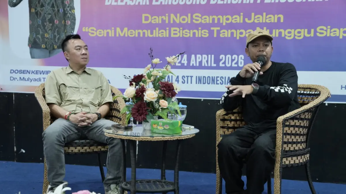 DOSEN Kewirausahaan, Mulyadi bersama Miminhelmet owner Kopiway saat memberikan kuliah umum kepada mahasiswa STTI Tanjungpinang. F. STTI Tanjungpinang untuk Batam Pos