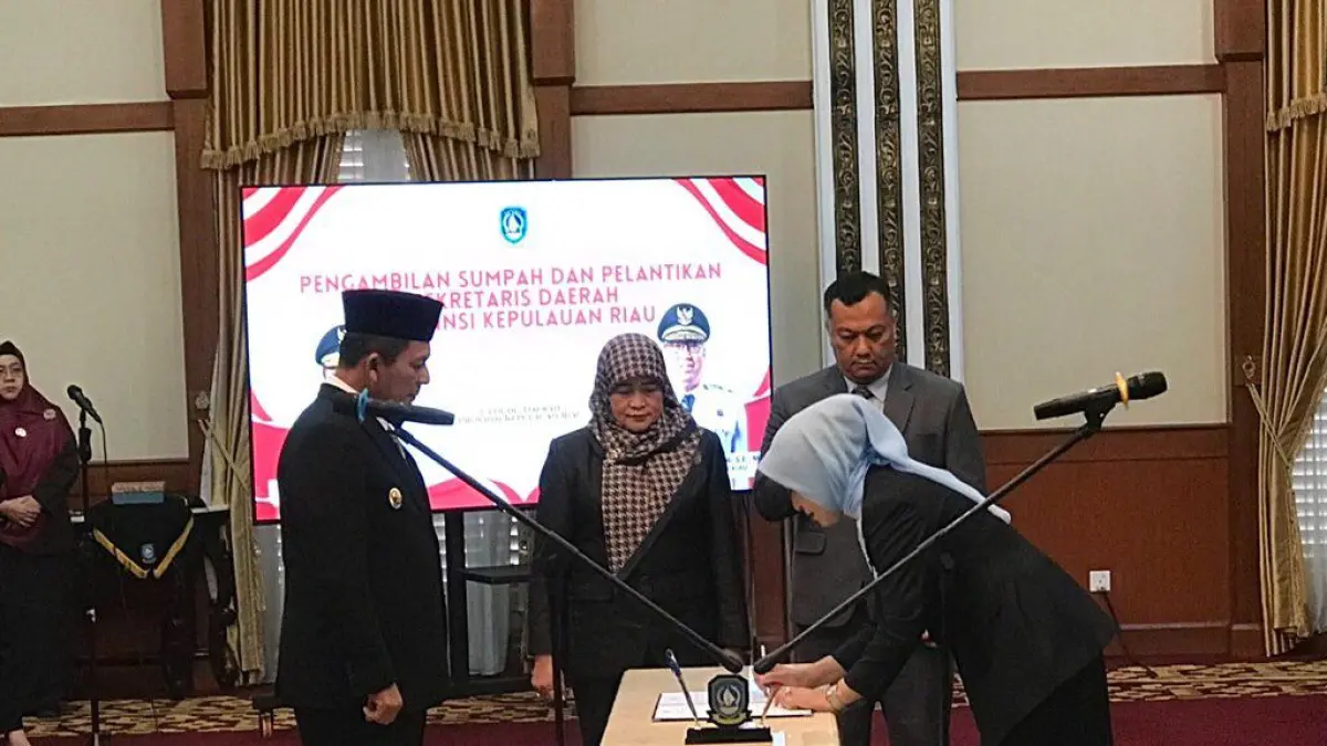GUBERNUR Ansar saat melantik Misni sebagai Sekda Kepri di Gedung Daerah Tanjungpinang, Senin (27/4/2026). F. Mohamad Ismail/Batam Pos