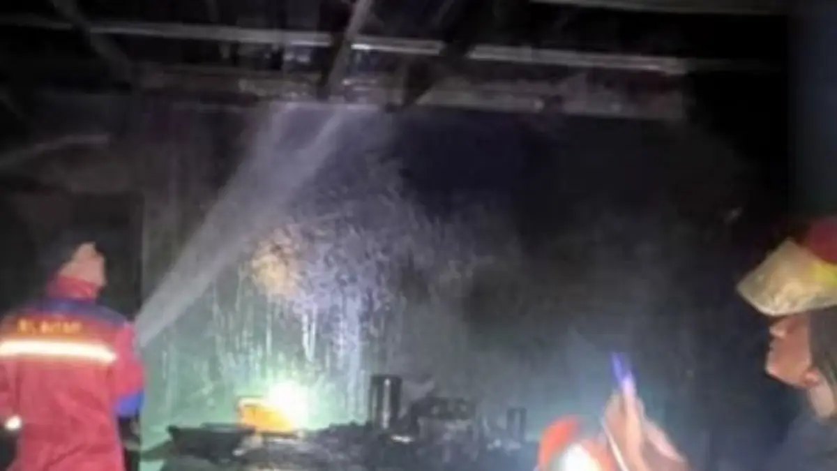 Gudang sekolah di Batuaji terbakar.