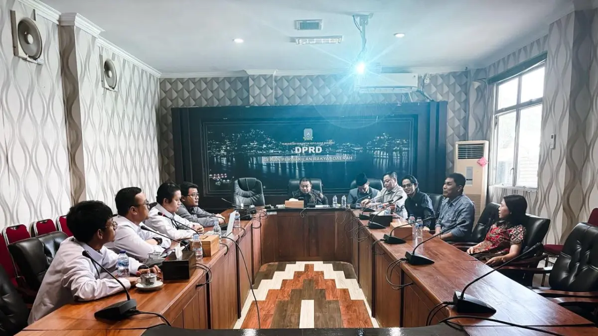KETUA Komisi II DPRD Kepulauan Anambas, Ayub memimpin Rapat Dengar Pendapatan (RDP) dengan PLN membahas pasokan listrik. F Ihsan Imaduddin/Batam Pos
