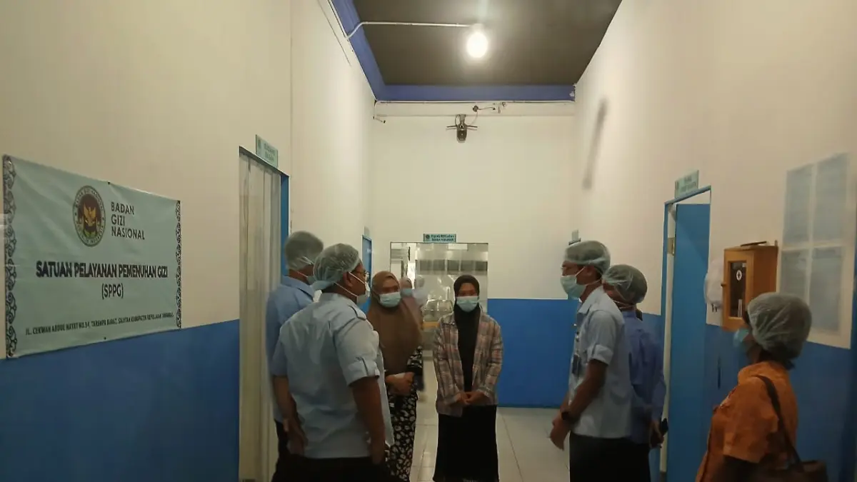 KETUA Tim Investigasi BGN, Arie Karimah Muhammad beserta tim meninjau Dapur MBG Anambas Inn, Tarempa Barat. F Ihsan Imaduddin/Batam Pos