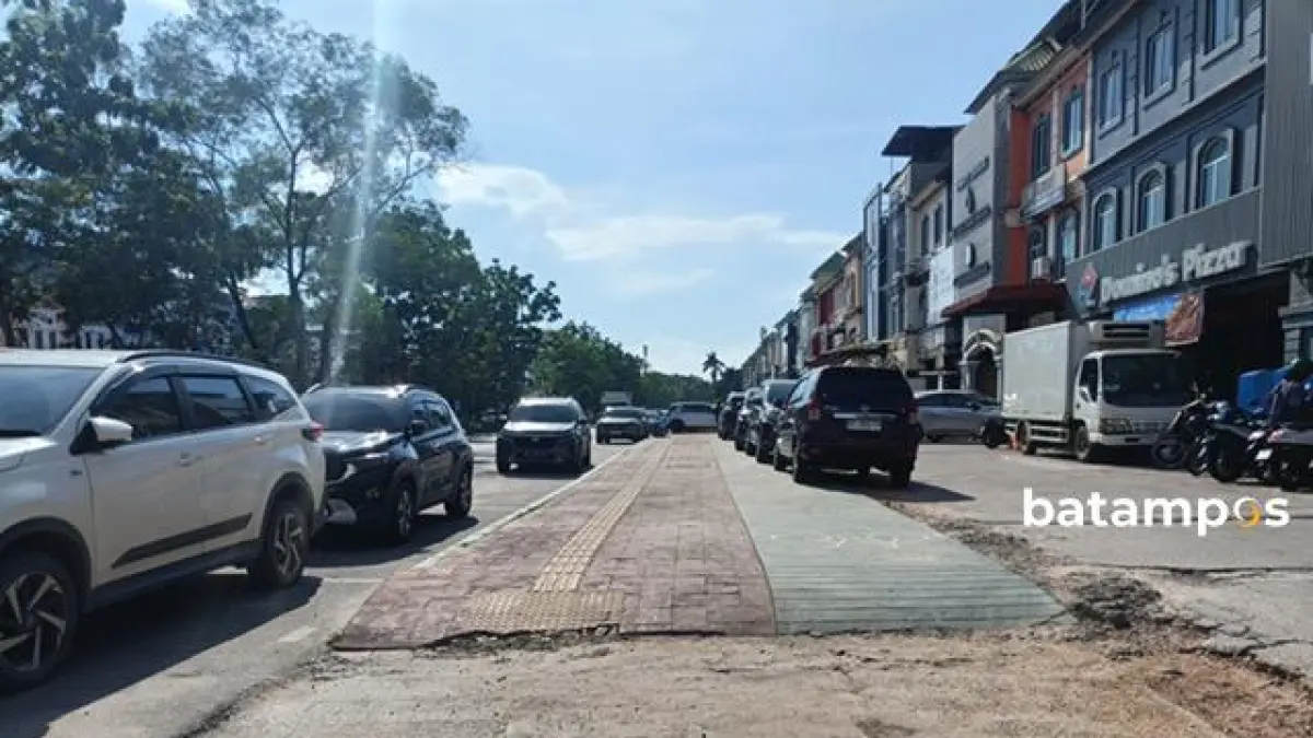 Kondisi trotoar di kawasan Greenland, Jalan Raja M Tahir, yang kini kembali difungsikan untuk pejalan kaki setelah sebelumnya digunakan sebagai lahan parkir, Minggu (26/4) siang. Foto. M. Sya’ban / Batam Pos