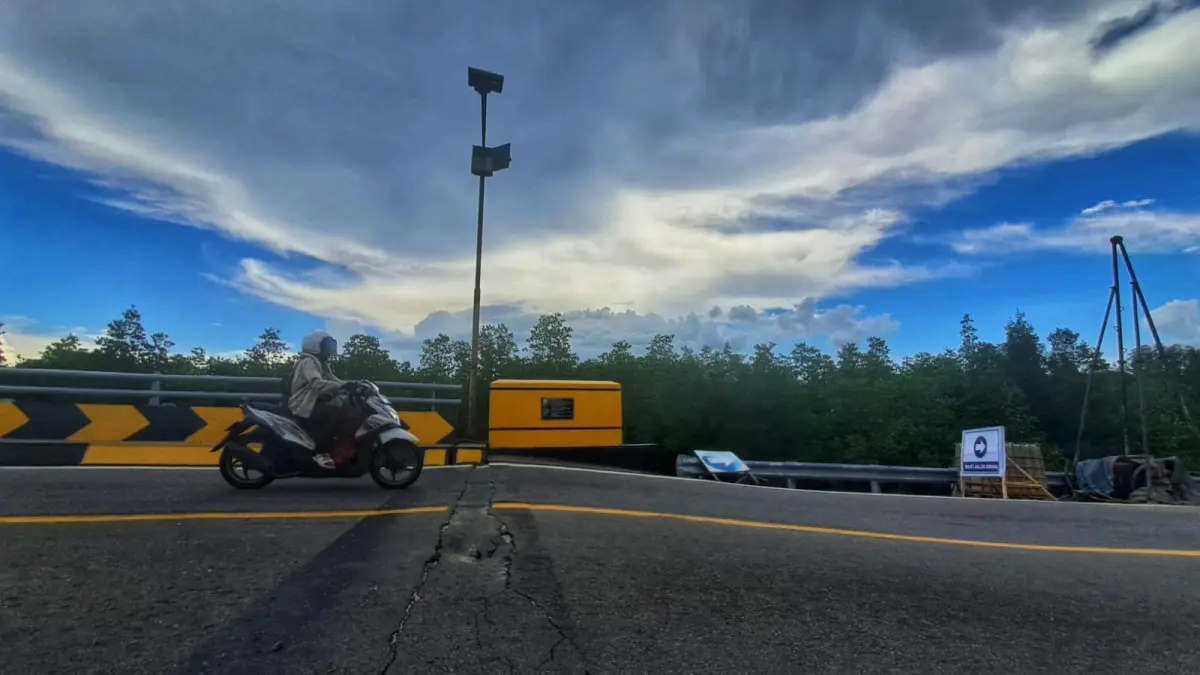 Material proyek jalan di Jembatan Ekang, jalan Lintas Barat terlihat sudah berada di sekitar jembatan, baru-baru ini. F.Slamet Nofasusanto/Batam Pos