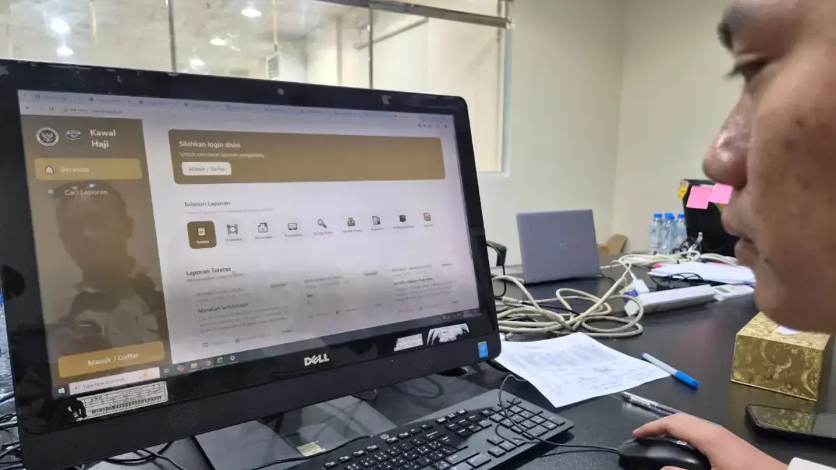 • Pelaksana Siskohat Kantor Urusan Haji Jeddah, Ali Sadikin memantau pengaduan jamaah di aplikasi berbasis web Kawal Haji di Makkah. (Media Center Haji 2026)