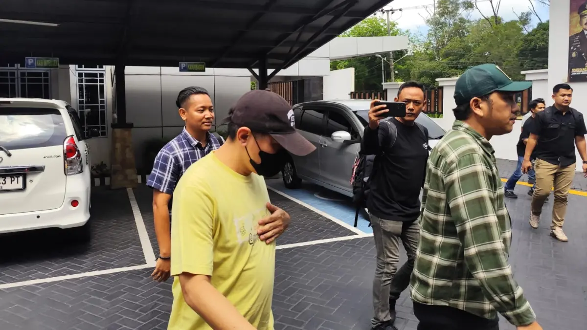 FENDI (baju kuning), tersangka kasus perpajakan Rp2,2 Miliar saat menjalani pelimpahan di Kejari Tanjungpinang, Selasa (28/4). F. Mohamad Ismail/Batam Pos