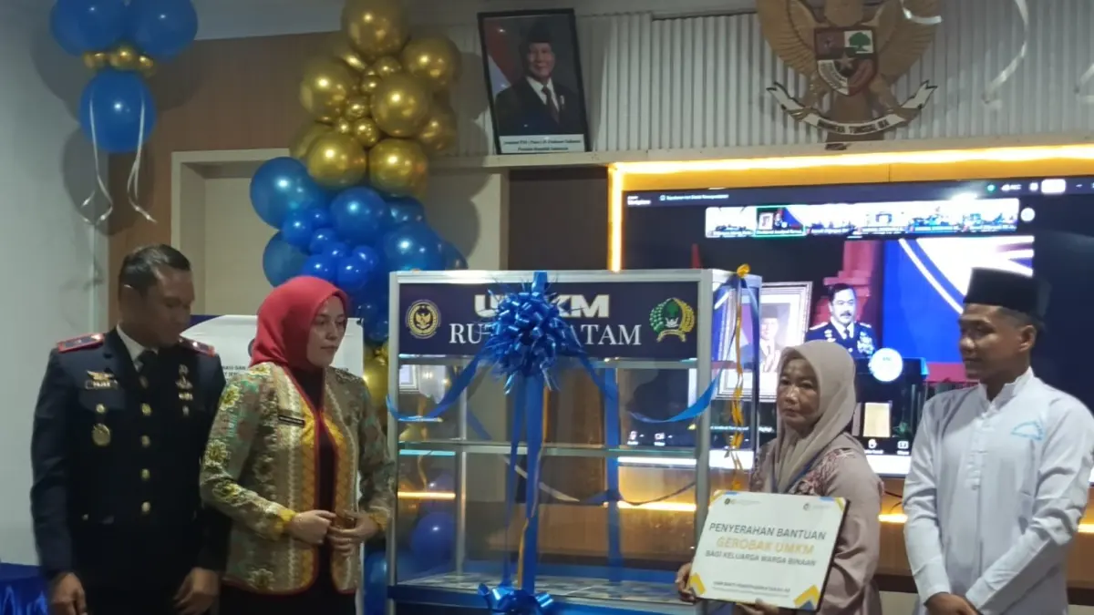 Karutan Batam memberikan gerobak UMKM kepada keluarga WBP. F. Eusebius Sara/Batam Pos