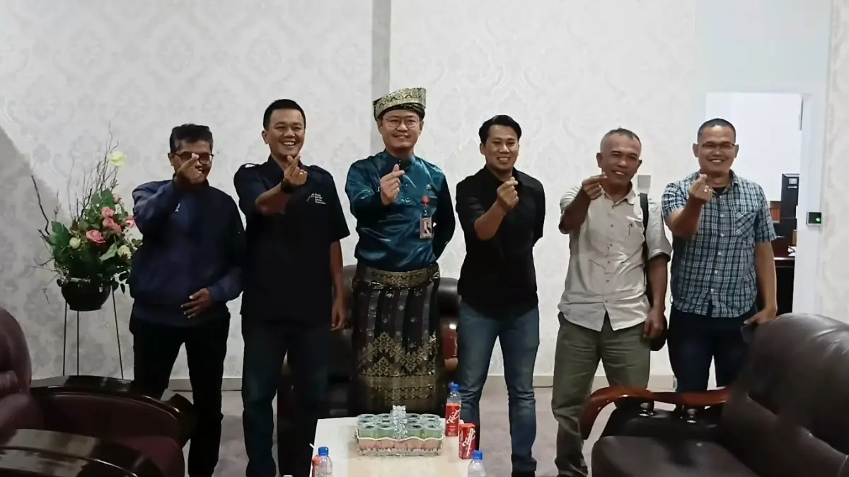 Ketua AMSI Kepri, Jailani bersama jajaran pengurus saat melakukan pertemuan dengan Sekda Kota Tanjungpinang, Selasa (28/4). F. AMSI Kepri untuk Batam Pos