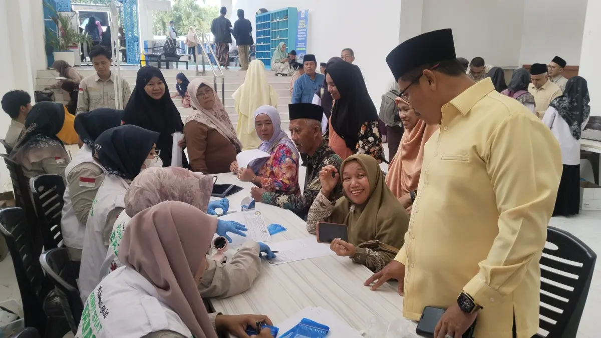 Ketua Badan Amil Zakat Nasional Habib Soleh bersilaturahmi dengan 138 dai dan guru mengaji binaan dalam pertemuan perdana komisioner periode 2025–2030 di Masjid Agung Engku Hamidah, Senin (27/4).  F. Istimewa
