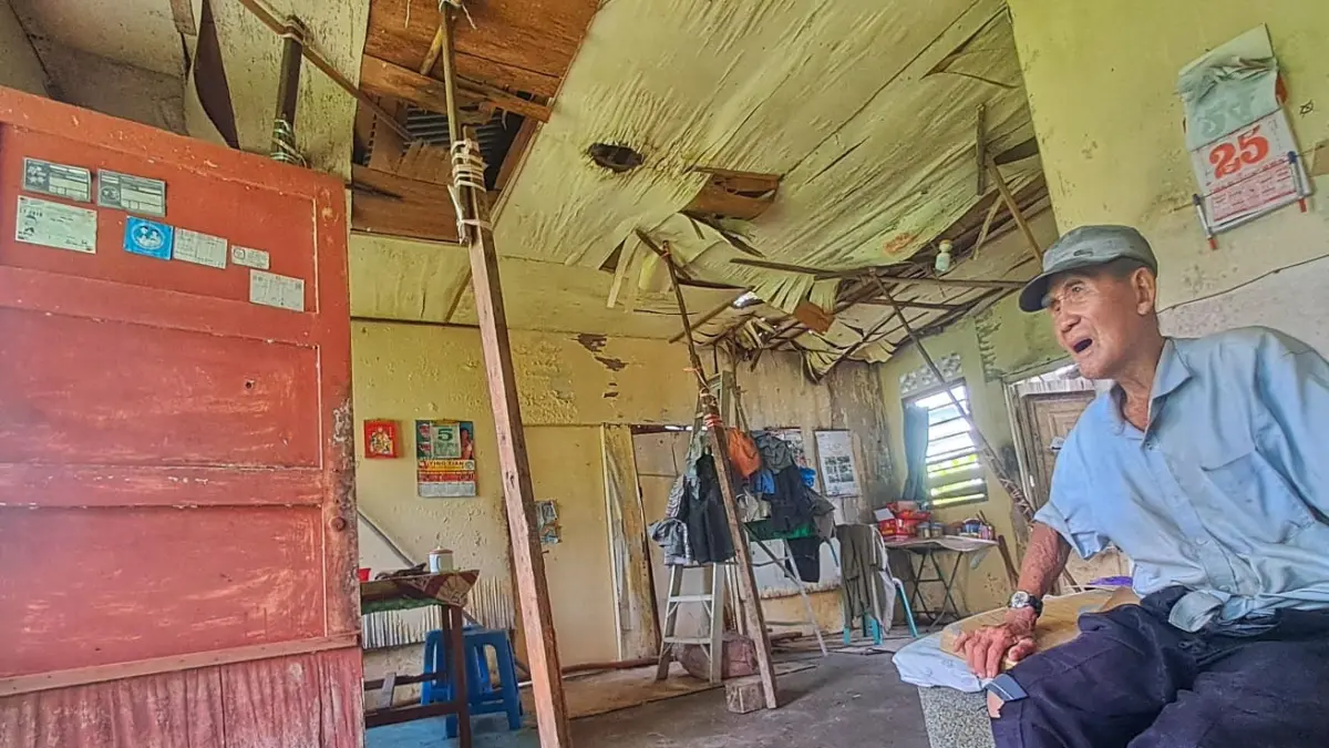 KIM Leng,90, kakek berusia 90 tahun yang hidup sebatang kara saat ditemui di rumahnya di Desa Sebong, Lagoi, kemarin. F Slamet Nofasusanto/Batam Pos