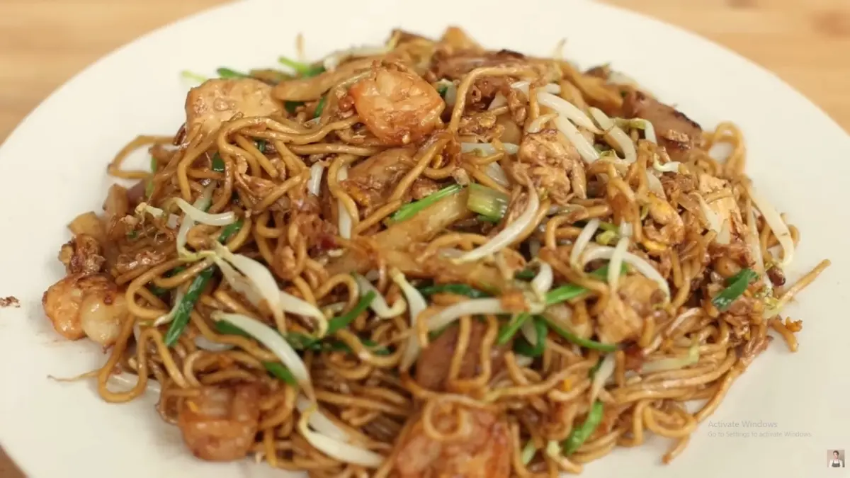 Mie goreng ekonomi. (Tangkapan layar youtube.com/@devinahermawan)