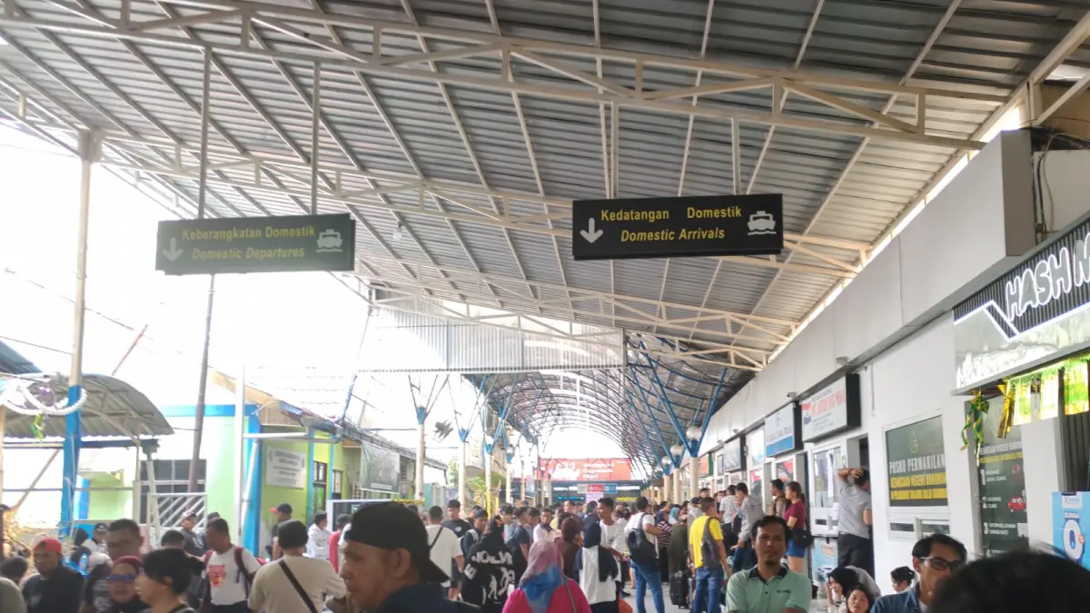 PARA penumpang dan pengguna jasa transportasi laut di Pelabuhan Tanjungbalai&nbsp;
Karimun kemarin. F Sandi Pramosinto/Batam Pos