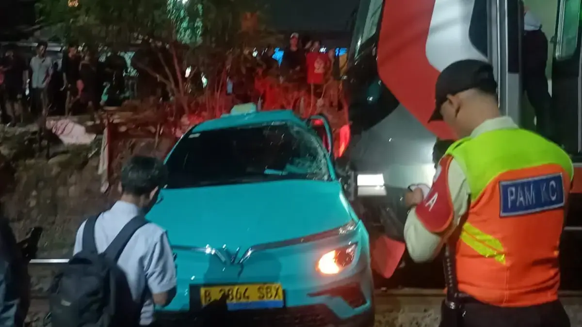 Penampakan taksi tertemper kereta yang selanjutnya membuat KA Argo Bromo Anggrek menabrak KRL di Stasiun Bekasi Timur. (Istimewa)