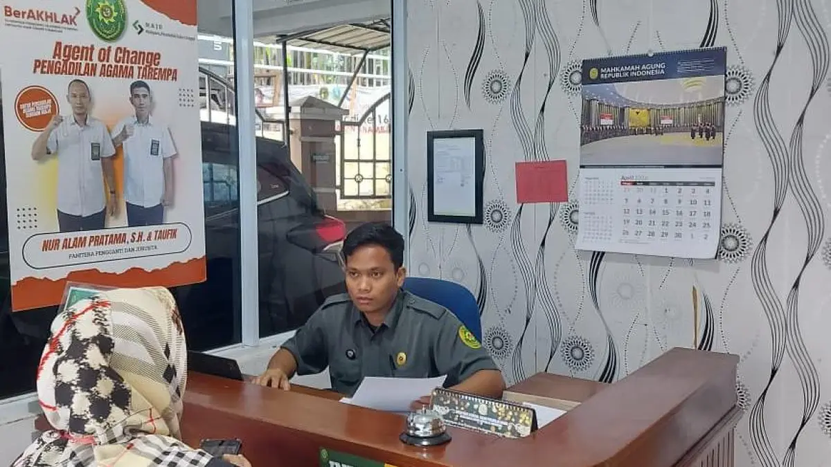 PETUGAS Pengadilan Agama (PA) Tarempa sedang melayani masyarakat. Ada 33 janda baru di Anambas, Selasa (28/4/2026). F Ihsan Imaduddin/Batam Pos
