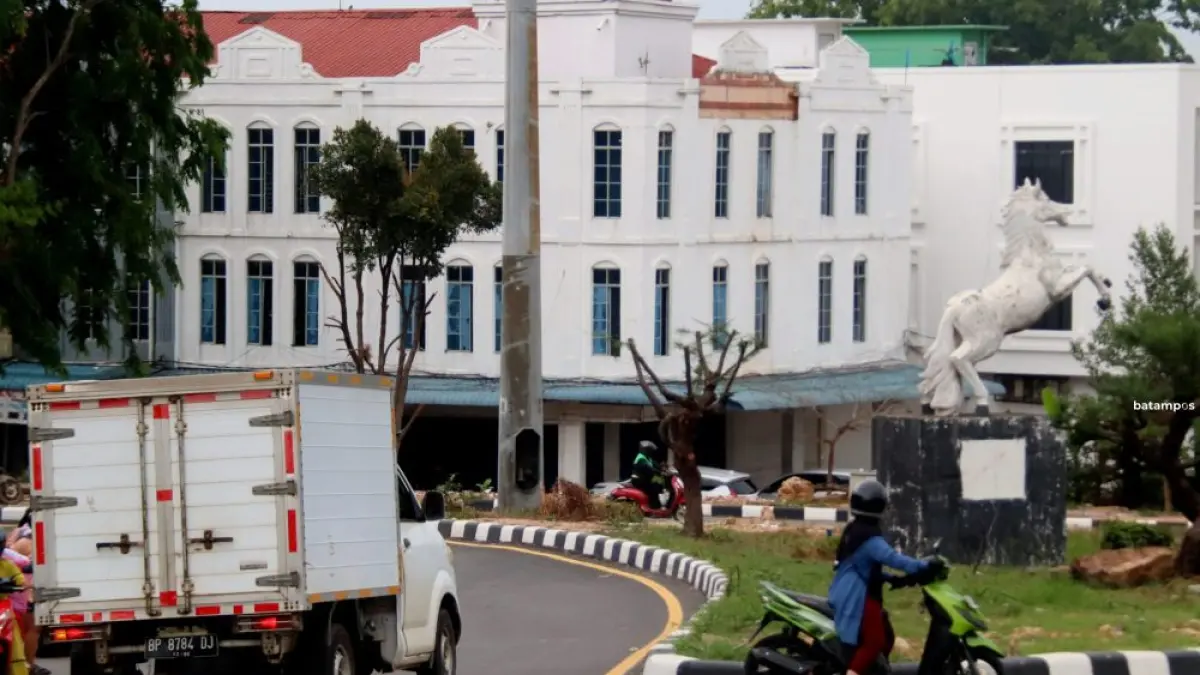 Sejumlah kendaraan melintas di Simpang Kuda Seipanas, Batamkota, Senin (27/4). F Cecep Mulyana/Batam Pos