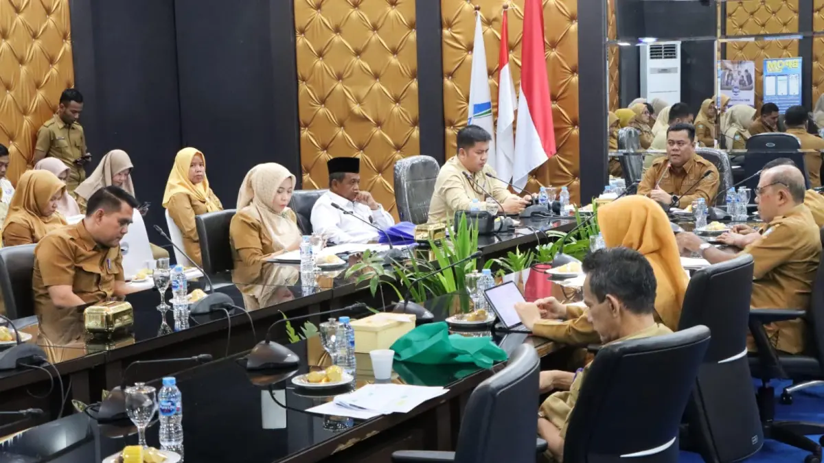 SEKDA Bintan, Ronny Kartika membuka kegiatan Advokasi Program Prioritas Nasional di Ruang Rapat 2 Kantor Bupati Bintan, Selasa (28/4/2026). F.Zoko untuk Batam Pos