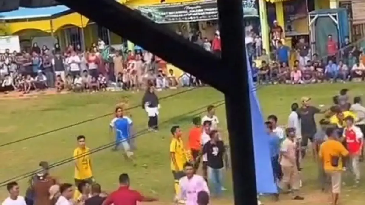 SITUASI ricuh saat laga pertandingan sepakbola, beberapa waktu lalu. F Tangkapan layar via Slamet Nofa Susanto.