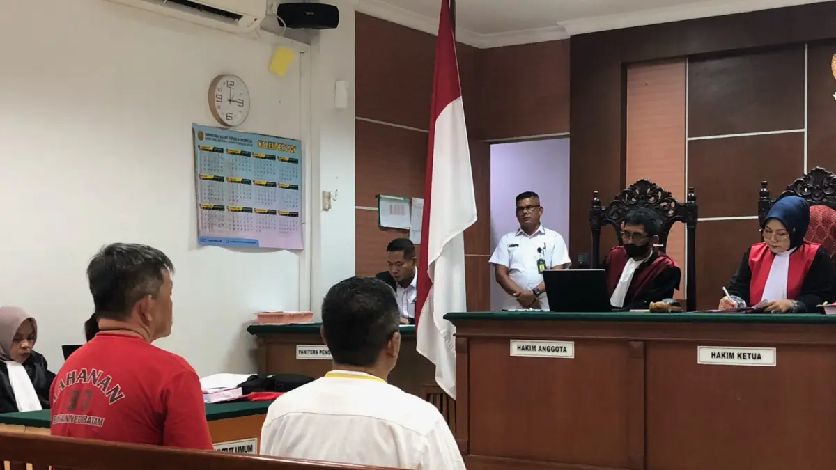 Terdakwa kasus pengangkutan kayu ilegal saat menjalani sidang di PN Batam, Senin (27/4/2026). F Azis Maulana/ Batam pos