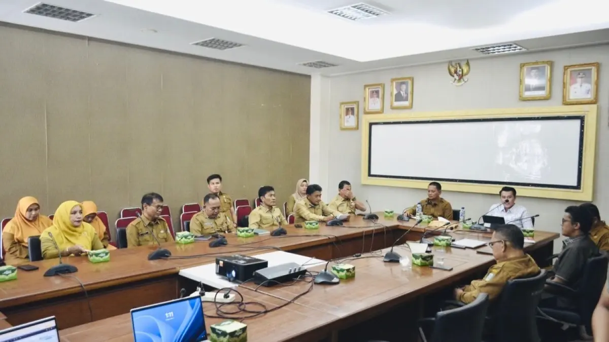 WAKIL Bupati Kepulauan Anambas, Raja Bayu memimpin rapat administrasi pekerja kelompok rentan untuk didaftarkan BPJS Ketenagakerjaan. F Ihsan Imaduddin/Batam Pos
