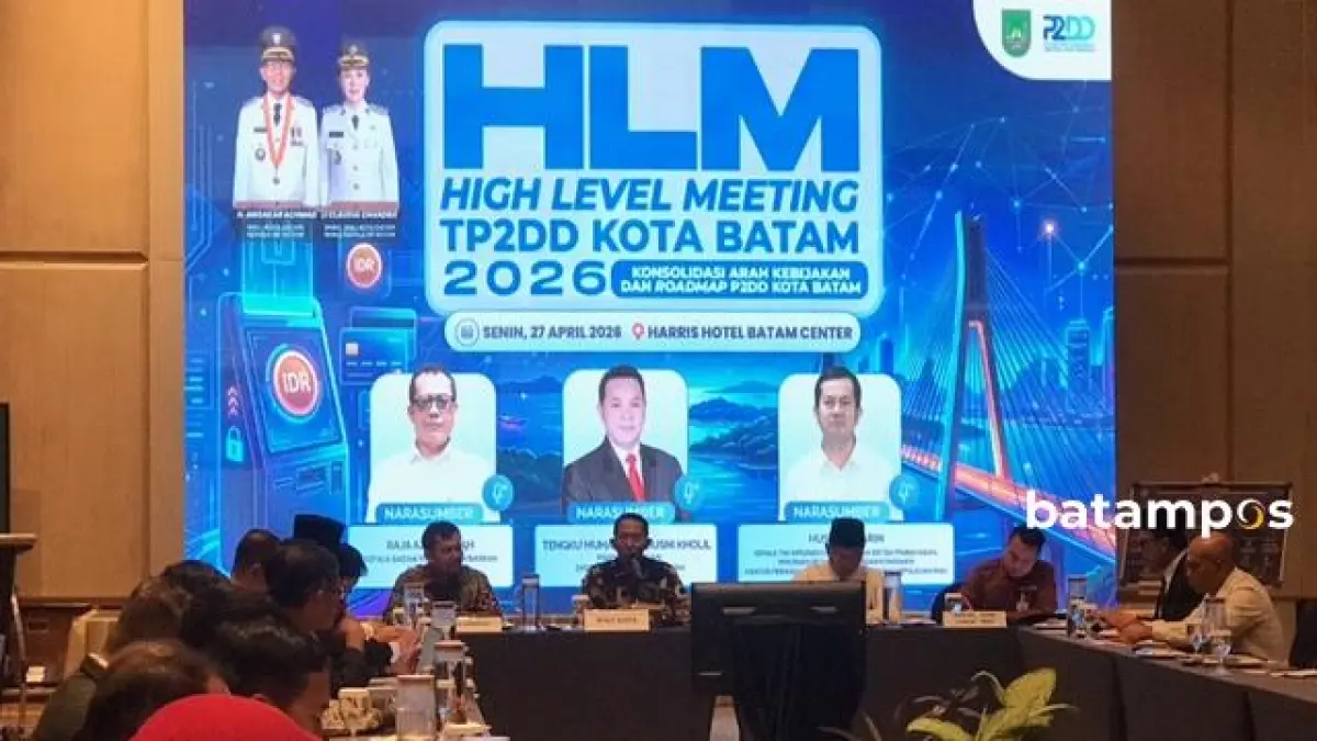 Wali Kota Batam, Amsakar Achmad, didampingi sejumlah kepala OPD membuka kegiatan High Level Meeting Tim Percepatan dan Perluasan Digitalisasi Daerah (TP2DD) di Harris Hotel Batam Center, Senin (27/4). Foto: M. Sya’ban / Batam Pos
