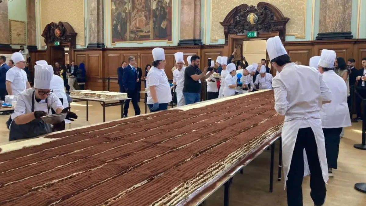 100 chef Italia berhasil memecahkan rekor membuat tiramisu 440,6 Meter. (x.com/InformaCosmos)
