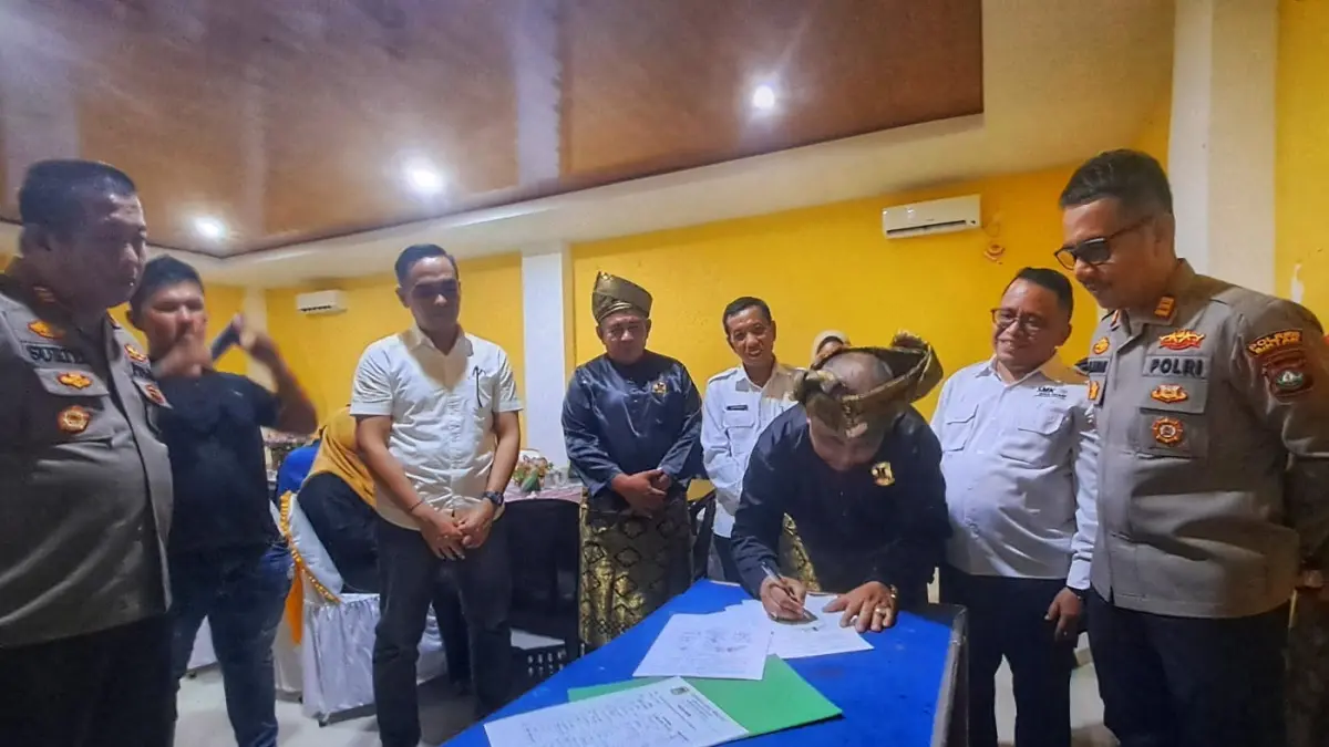 Ketua LAM Bintan, Dato Syahri Bobo ikut menandatangani surat perjanjian perdamaian kasus dugaan bullying siswa SMK Negeri 1 Seri Kuala Lobam di Gedung Lembaga Adat Melayu (LAM) Bintan di Kijang, Kecamatan Bintan Timur, pada Rabu (29/4/2026). F.Slamet Nofasusanto/Batam Pos