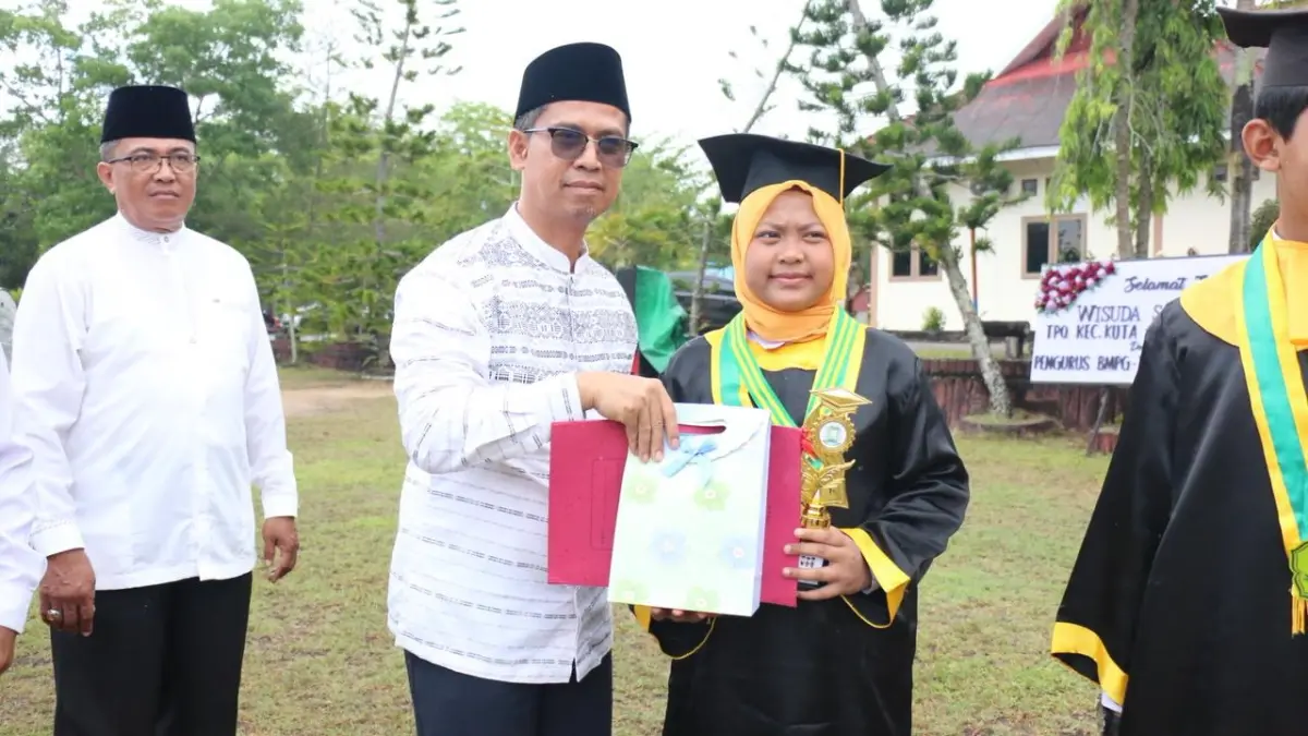 BUPATI Karimun menyerahkan ijazah kepada santriwati saat acara wisuda santri di&nbsp;
Kecamatan Kundur Utara. F Sandi Pramosinto/Batam Pos