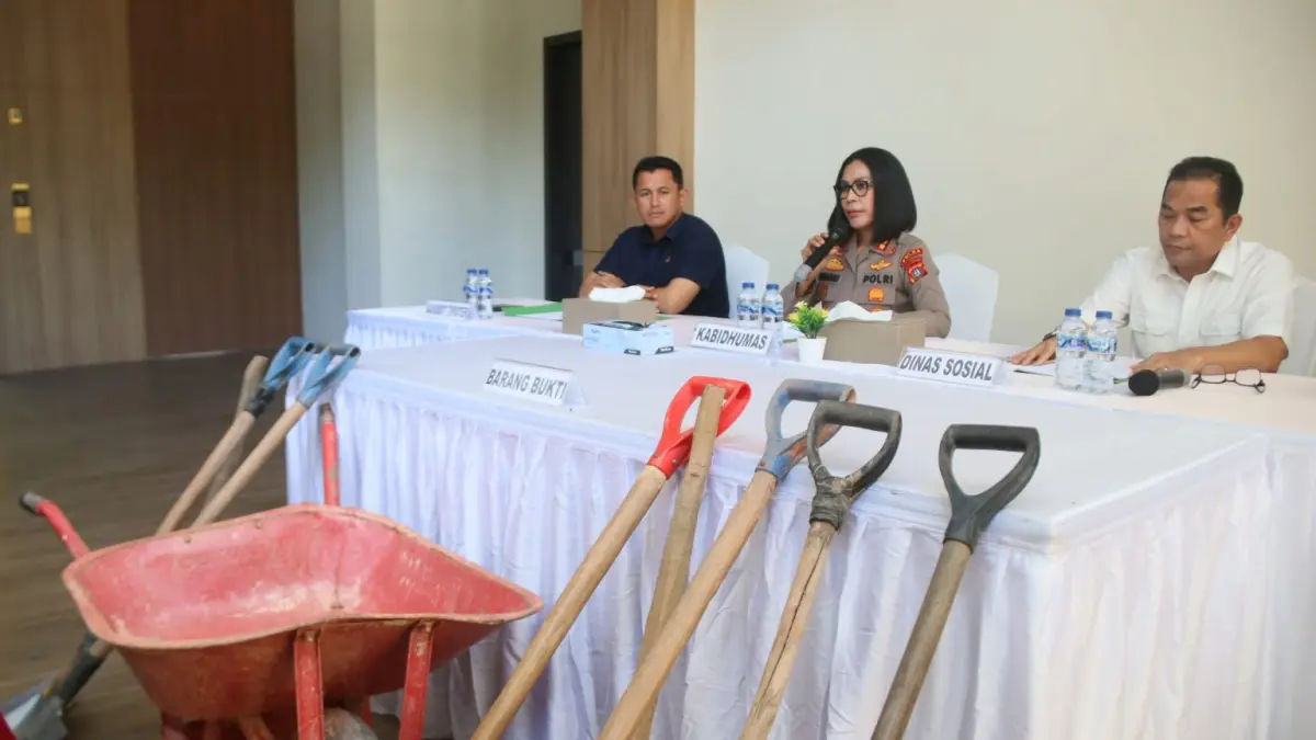 Kabid Humas Polda Keprib Kombes Pol Nona Pricillia Ohei bersama Kasubdit Tipiter Ditkrimsus memberikan keterangan terkait penambangan pasir ilegal saat ekspos di Mapolresta Barelang, Selasa (28/4). F Cecep Mulyana/Batam Pos
