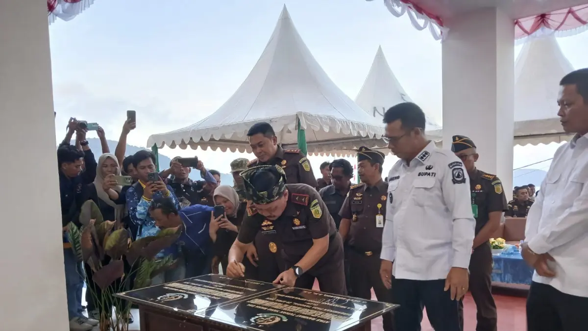 Kajati Kepri, J Devi Sudarso didampingi Bupati Kepulauan Anambas, Aneng menandatangi prasasti peresmian Gedung baru Kajari setempat. F Ihsan Imaduddin/Batam Pos