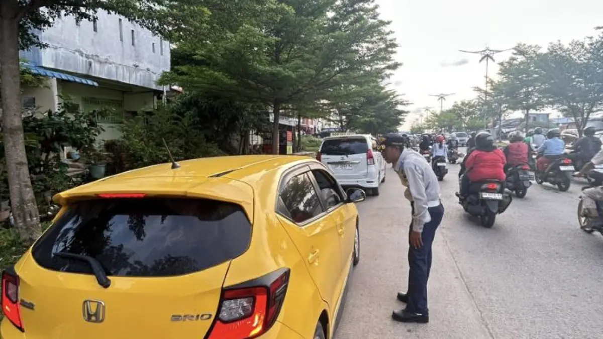 Petugas Dinas Perhubungan (Dishub) Kota Batam melakukan penertiban parkir di kawasan Mitra Raya, Batam Center, Selasa (28/4). Terlihat sejumlah kendaraan masih melanggar dengan parkir di bahu jalan sehingga mengganggu arus lalu lintas. Foto: M. Sya’ban / Batam Pos
