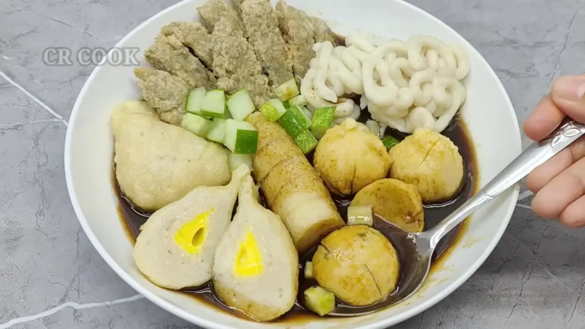 Pempek khas Palembang menjadi kuliner favorit di Kota Batam. (Tangkapan layar youtube.com/@crcook6871)