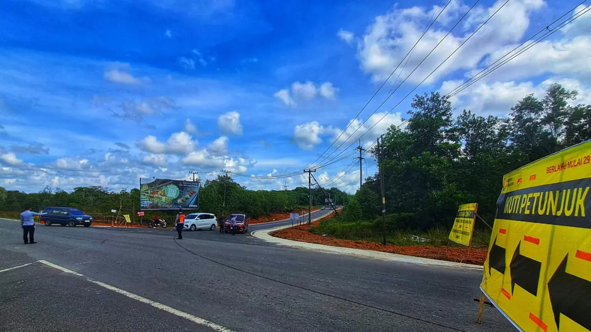 PETUGAS berjaga mengatur lalu lintas pada hari pertama pengalihan arus karena pekerjaan pemeliharaan dua jembatan di Jalan Lintas Barat, Bintan, Rabu (29/4/2026). F.Slamet Nofasusanto/Batam Pos