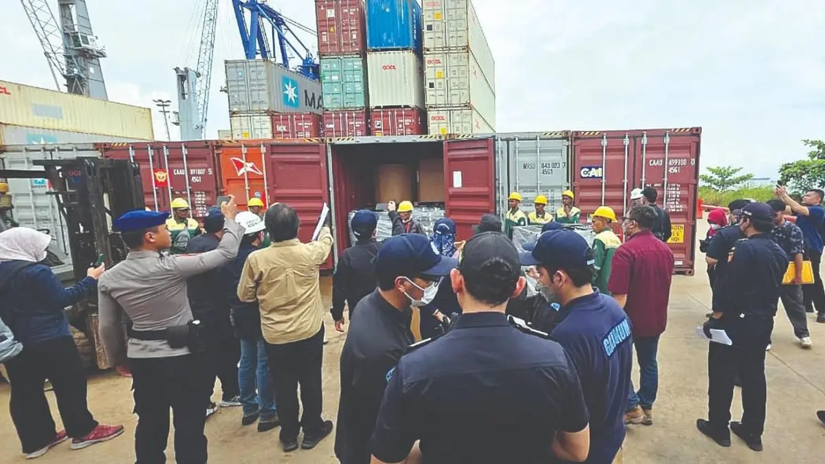 Ratusan Kontainer limbah elektronik asal AS mulai direekspor. BC Batam memastikan semua direekspor, Januari lalu. Foto: Yofi Yuhendri/Batam Pos