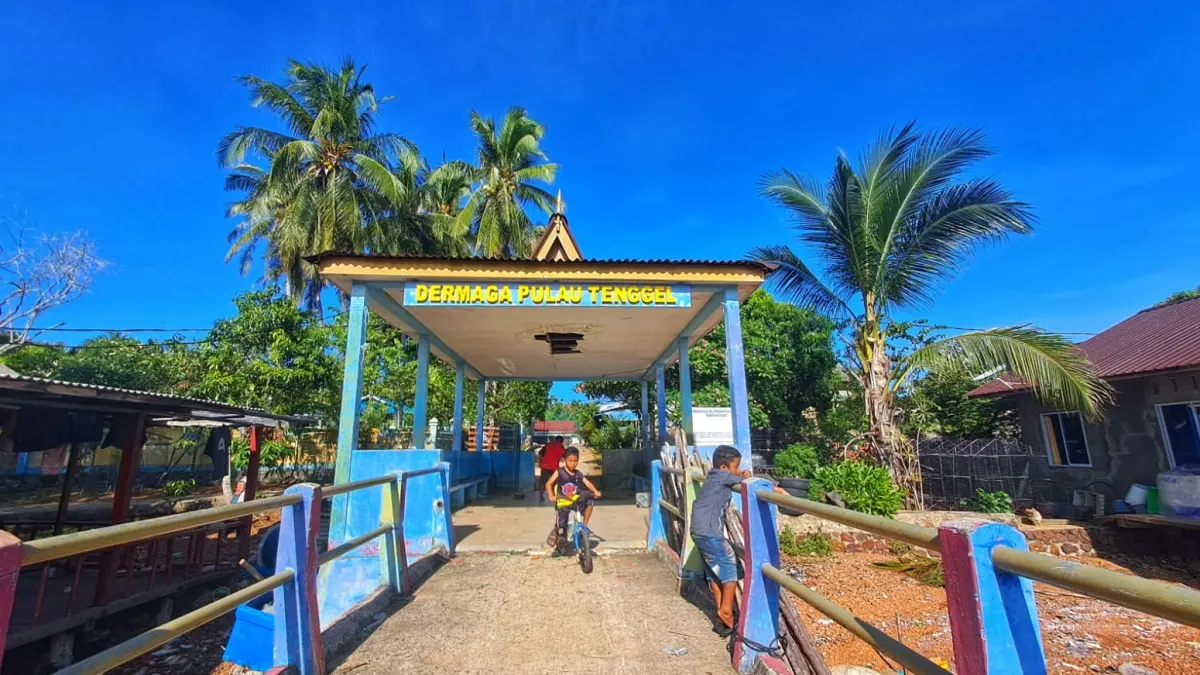 Sejumlah anak bermain di Dermaga Kampung Tenggel, Desa Kelong, Kecamatan Bintan Pesisir. F.Slamet Nofasusanto/Batam Pos