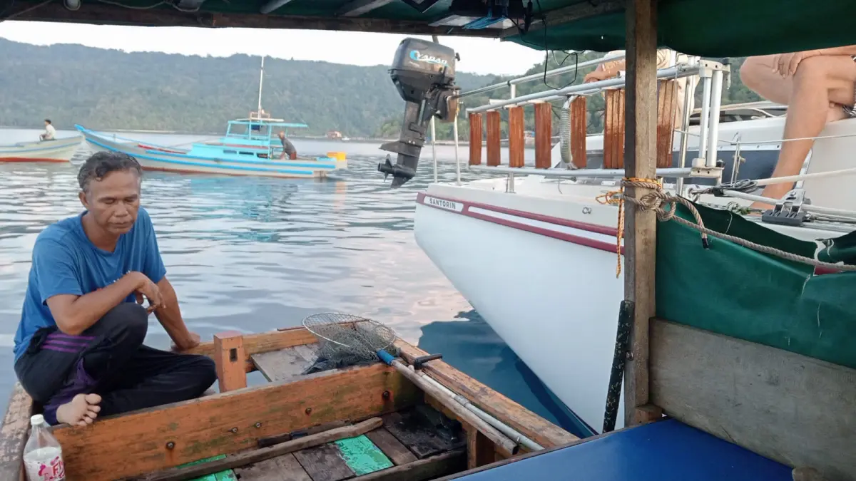 Arman,46, nelayan Desa Mubur, termenung usai kapal pompong miliknya ditabrak yacht berbendera Jerman, Kamis (30/4/2026). F Ihsan Imaduddin/Batam Pos