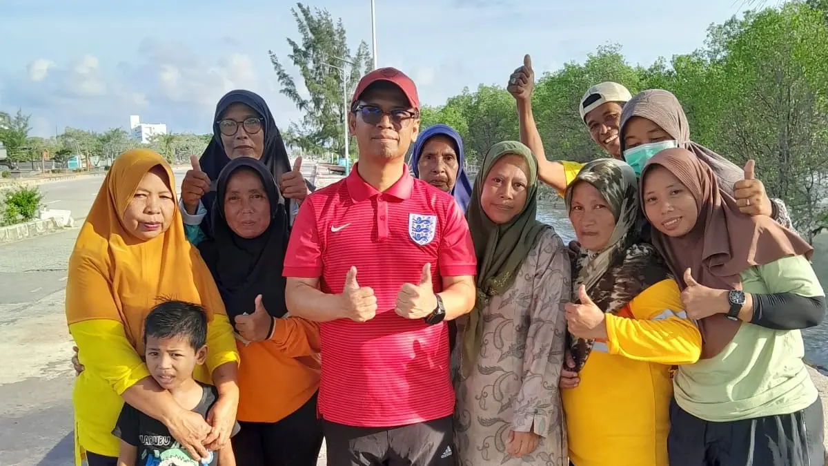 BUPATI Karimun, Iskandarsyah saat bertemu dengan para petugas kebersihan yang&nbsp;
menyapu jalan di Coastal Area, Tanjungbalai Karimun. F Sandi Pramosinto/Batam Pos