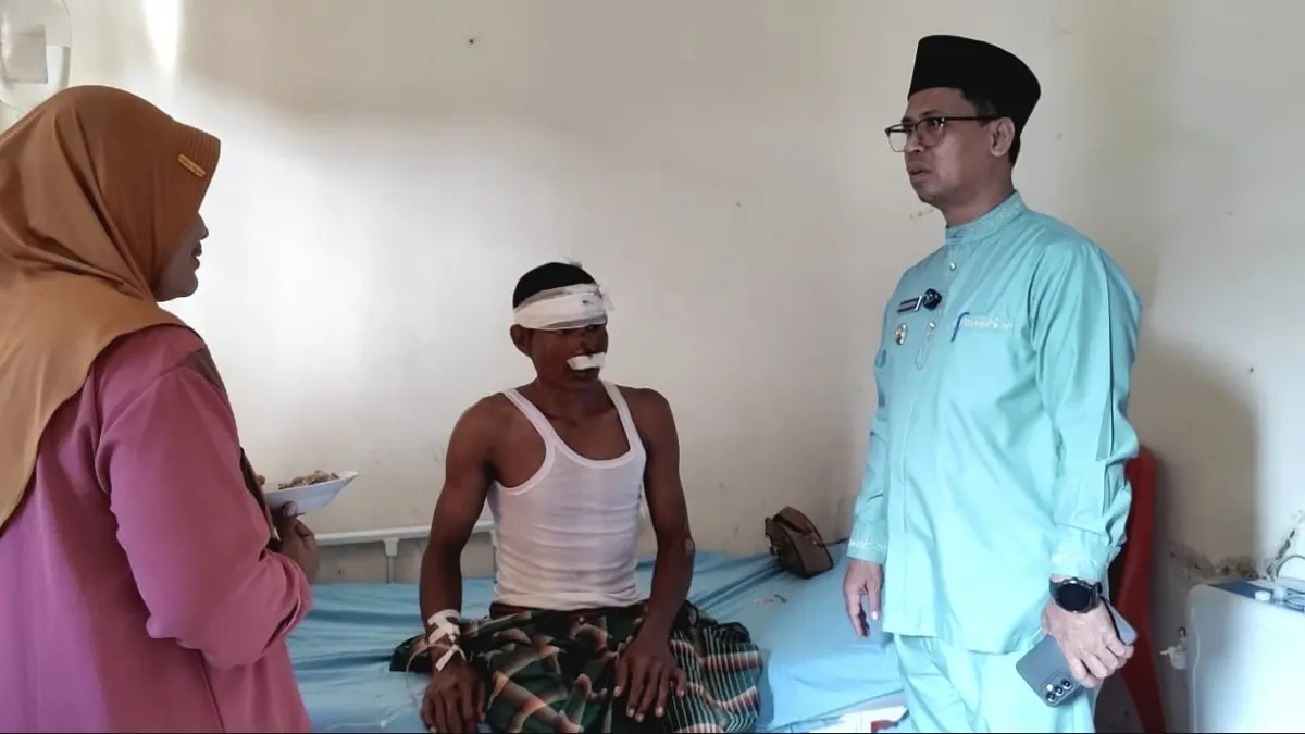 BUPATI Tanjungbalai Karimun, Iskandarsyah saat sidak ke kamar pasien di RSUD Tanjungbatu. F Sandi Pramosinto/Batam Pos