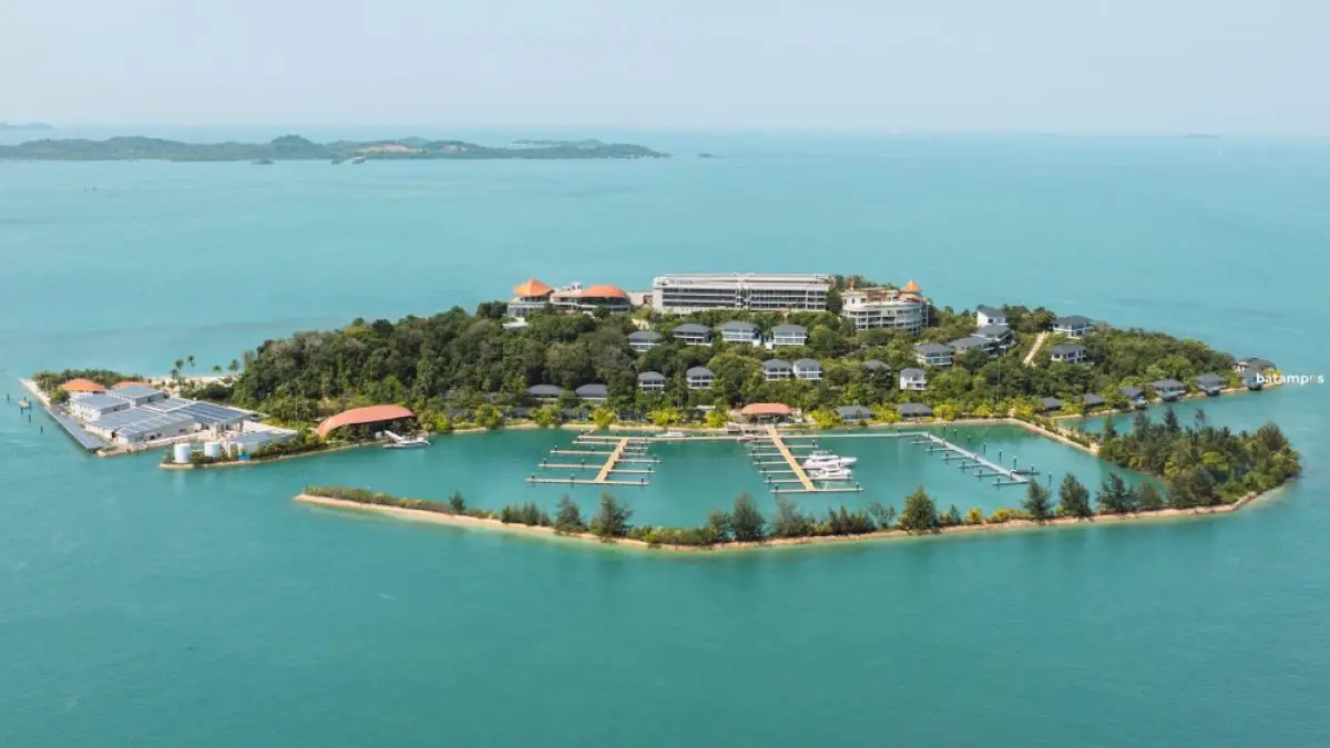 Pulau Nirup, merupakan objek wisata yang mengembangkan konsep destinasi hijau yang berkelanjutan di kawasan Belakangpadang, Batam, yang jaraknya juga hanya sekitar 13 km dari Pulau Sentosa, Singapura. Kelestarian dan mutu lingkungan hidup khas Indonesia yang tropikal hadir di pulau ini.