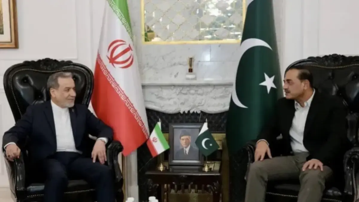 Menteri Luar Negeri Iran Abbas Araghchi bertemu dengan Kepala Angkatan Darat Pakistan Asim Munir di Islamabad, Pakistan (Al-Jazeera)