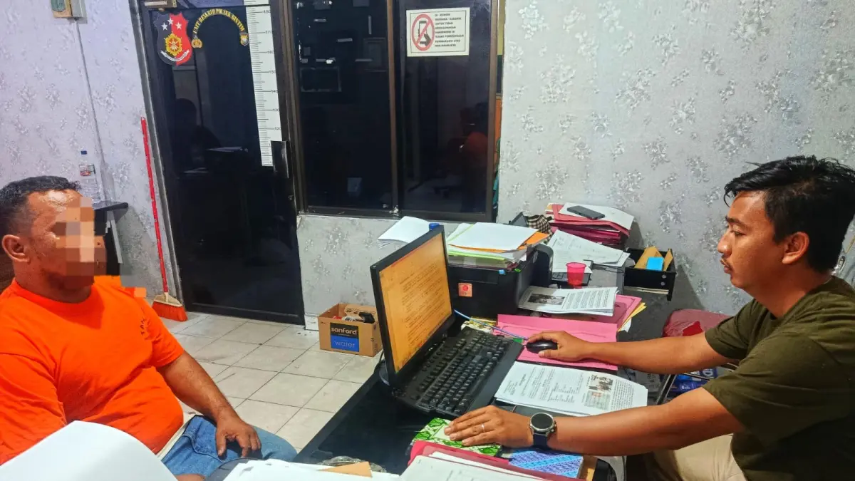 PELAKU menjalani pemeriksaan di Polsek Bintan Timur setelah membobol Mister Kiko Petshop di Kijang, Kecamatan Bintan Timur, pada Rabu (29/4/2026) sekitar pukul 00.30 WIB. F Polsek Bintan Timur untuk Batam Pos