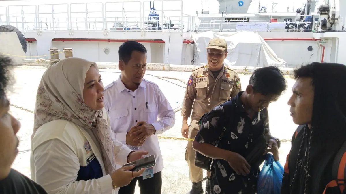 Pemko Batam melalui Disdukcapil bersama OPD terkait melakukan survei dan pendataan pendatang di Pelabuhan Pelni Bintang 99 Persada untuk memperbarui data kependudukan dan mensosialisasikan aturan adminduk. F.. Rengga Yuliandra/ Batam Pos