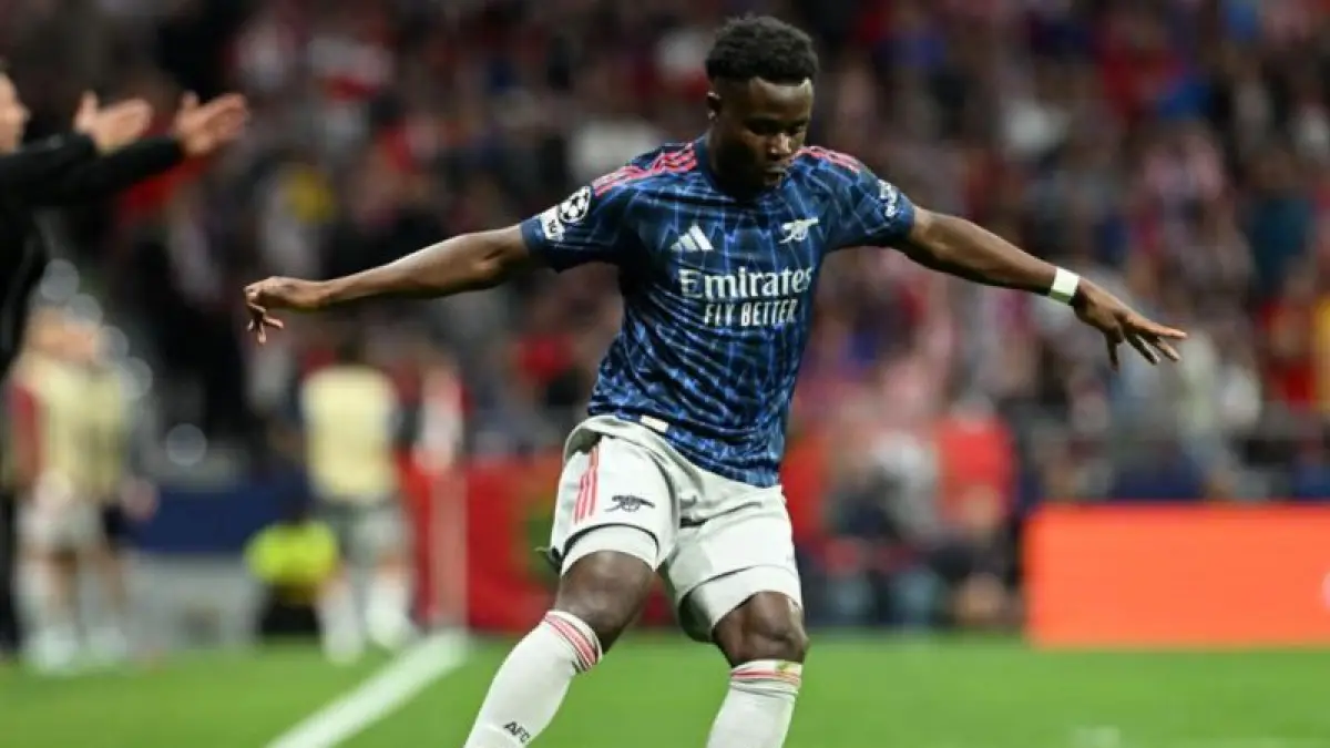 Penyerang sayap Arsenal Bukayo Saka mengamankan bola pada pertandingan leg pertama semifinal Liga Champions menghadapi Atletico Madrid di Stadion Metropolitano, Madrid, Rabu (29/4/2026) waktu setempat. (uefa.com)