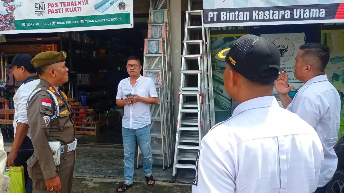 PETUGAS gabungan menertibkan reklame dan baliho di Tanjunguban, pada Rabu (29/4/2026). F.Slamet Nofasusanto/Batam Pos