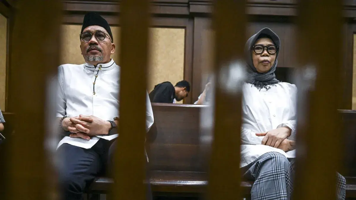 Terdakwa kasus dugaan korupsi pengadaan laptop Chromebook dalam program digitalisasi pendidikan di Kemendikbudristek tahun 2019-2022 Sri Wahyuningsih (kanan) dan Mulyatsyah (kiri) bersiap menjalani sidang putusan di Pengadilan Tipikor, Jakarta, Kamis (30/4/2026). ANTARA FOTO/Galih Pradipta/agr