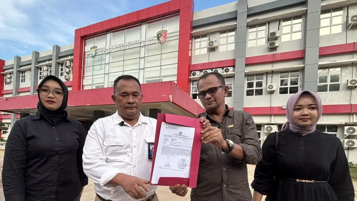 ANGGI dan Viki, dua mantan karyawan yang melaporkan klinik kecantikan yang diduga memalsukan tanggal kedaluwarsa produk didampingi kuasa hukumnya, Ilpan Rambe (tengah) dan Ketua DPD LI-BAPAN Kepri Ahmad Iskandar Tanjung di Mapolda Kepri, Jumat (1/5/2026). F Yashinta/Batam Pos