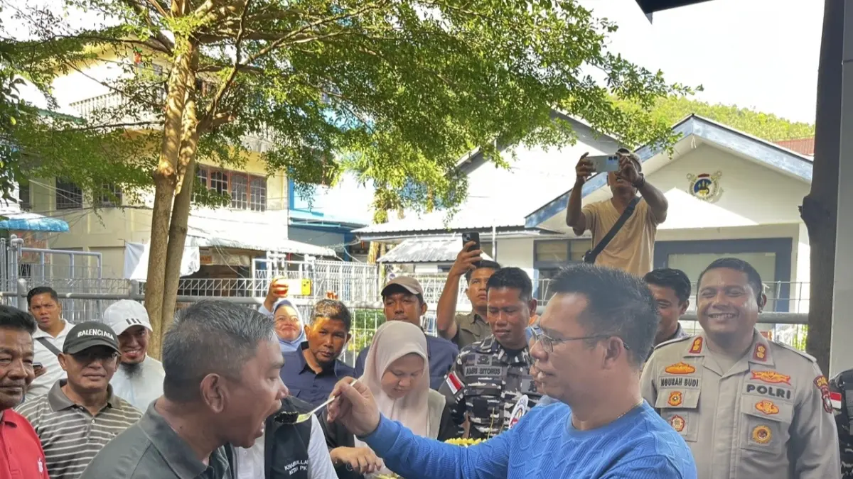 BUPATI Anambas, Aneng menyuapi kue kepada salah satu perwakilan buruh, pada peringatan Hari Buruh, di Tarempa, Jumat (1/5/2026). F Ihsan Imaduddin/Batam Pos