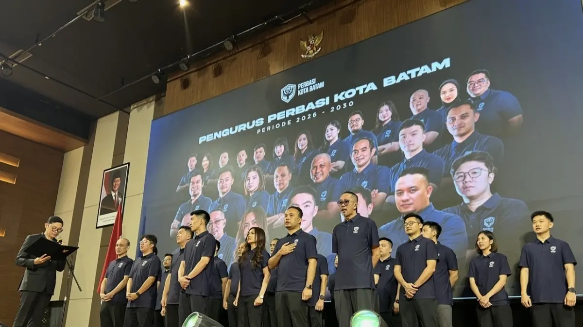 Ketua Umum Perbasi Kepri, H Suhadi melantik pengurus baru Perbasi Batam periode 2026-2030 yang diketuai Junico di Aston Hotel Pelita, Jumat (1/5/2026). F Chahaya Simanjuntak/Batam Pos