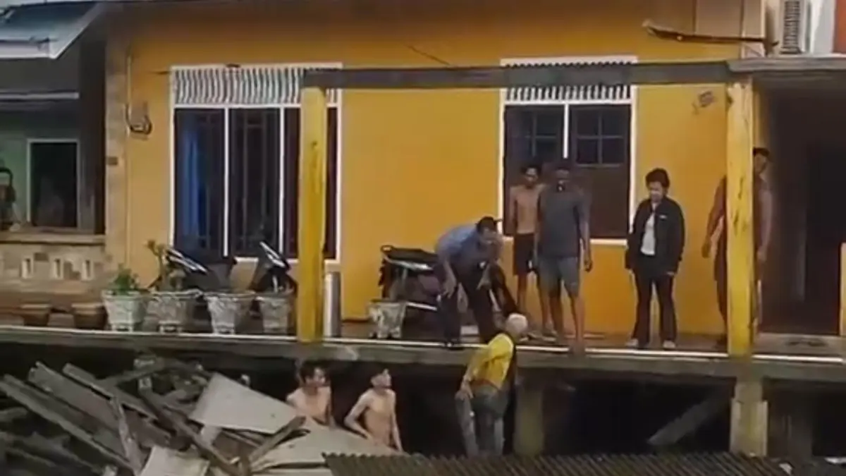 KONDISI rumah warga Penyengat usai ambruk karena diterjang angin kencang, Jumat (1/5). F. Ist untuk Batam Pos